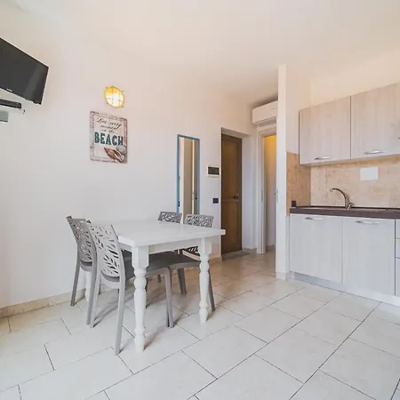 Rosi Aparthotel 3*